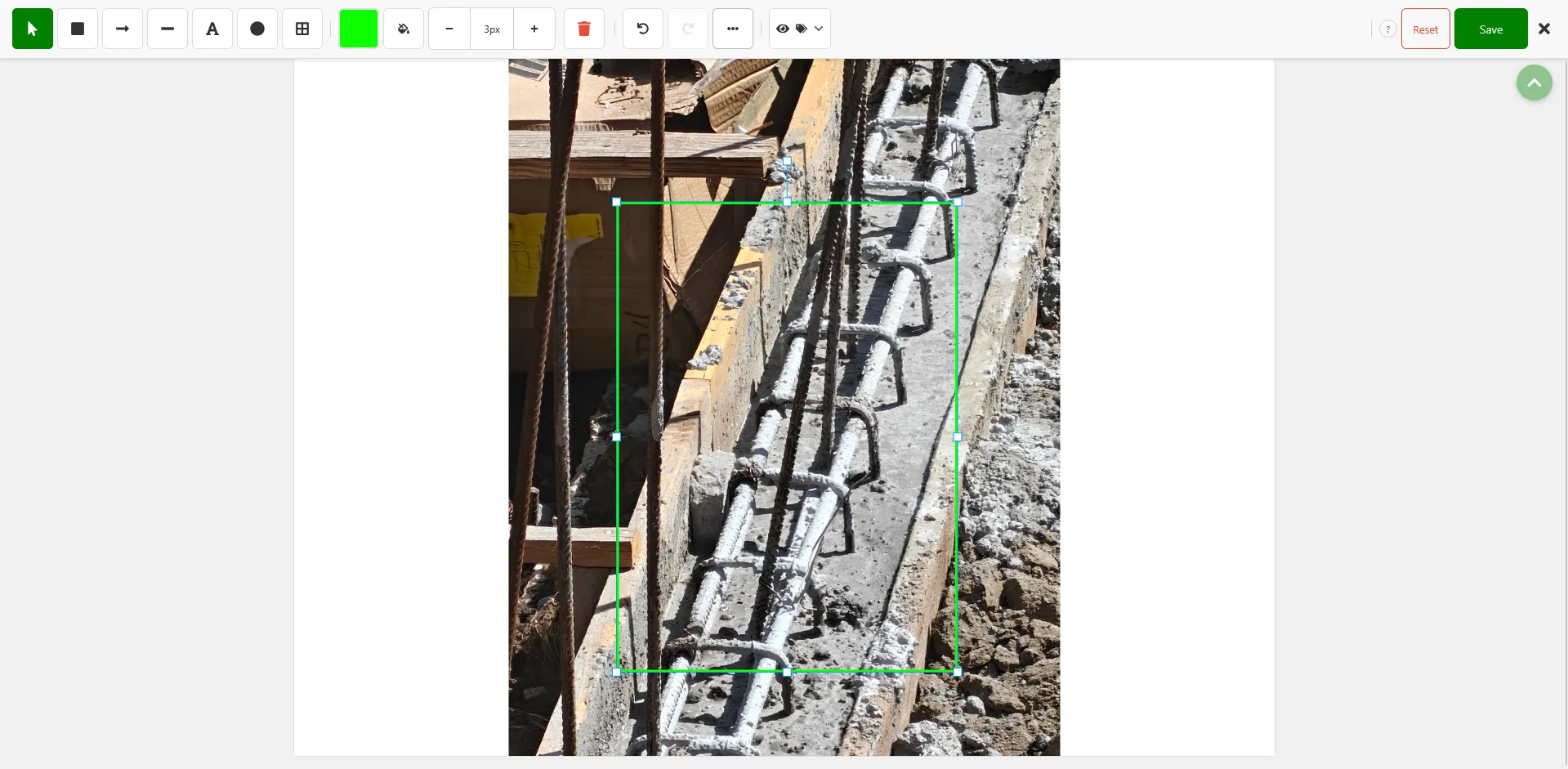 Green box annotation selected in the editor with dashed outline and corner and edge resize handles visible